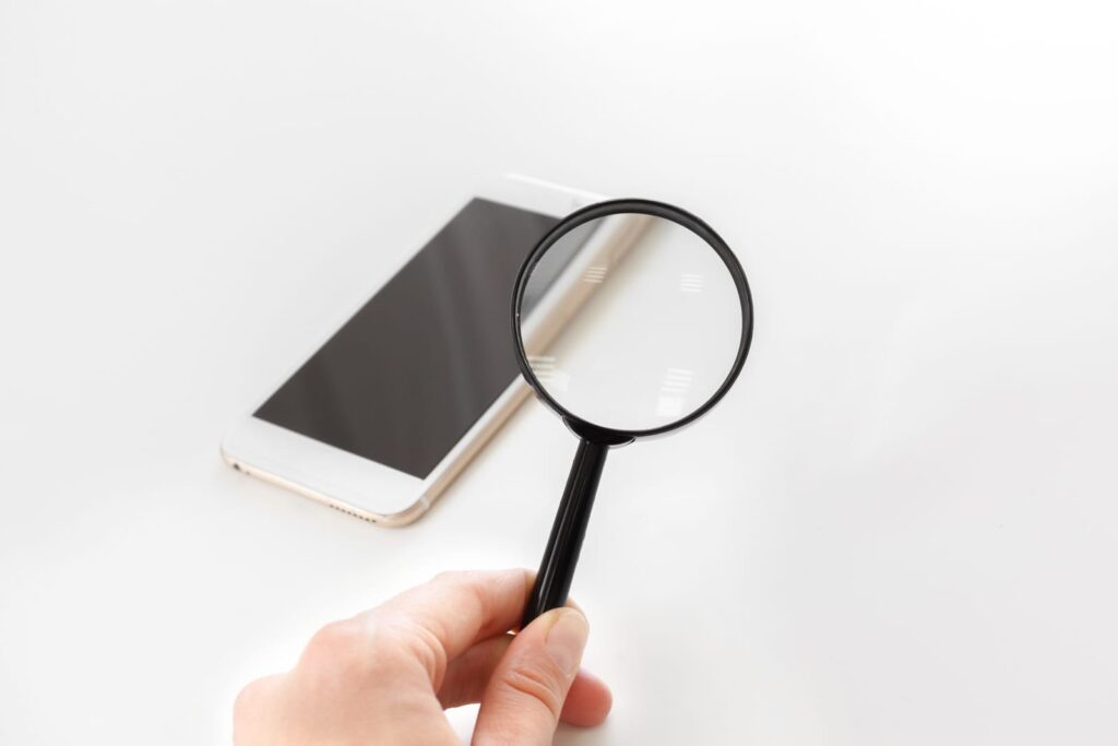 Forstørrelsesglas og telefon