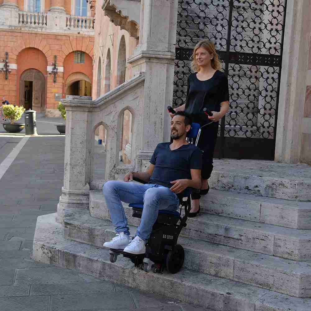 Trappeklatrer / trappelift uden montage med mand og kvinde på trapper