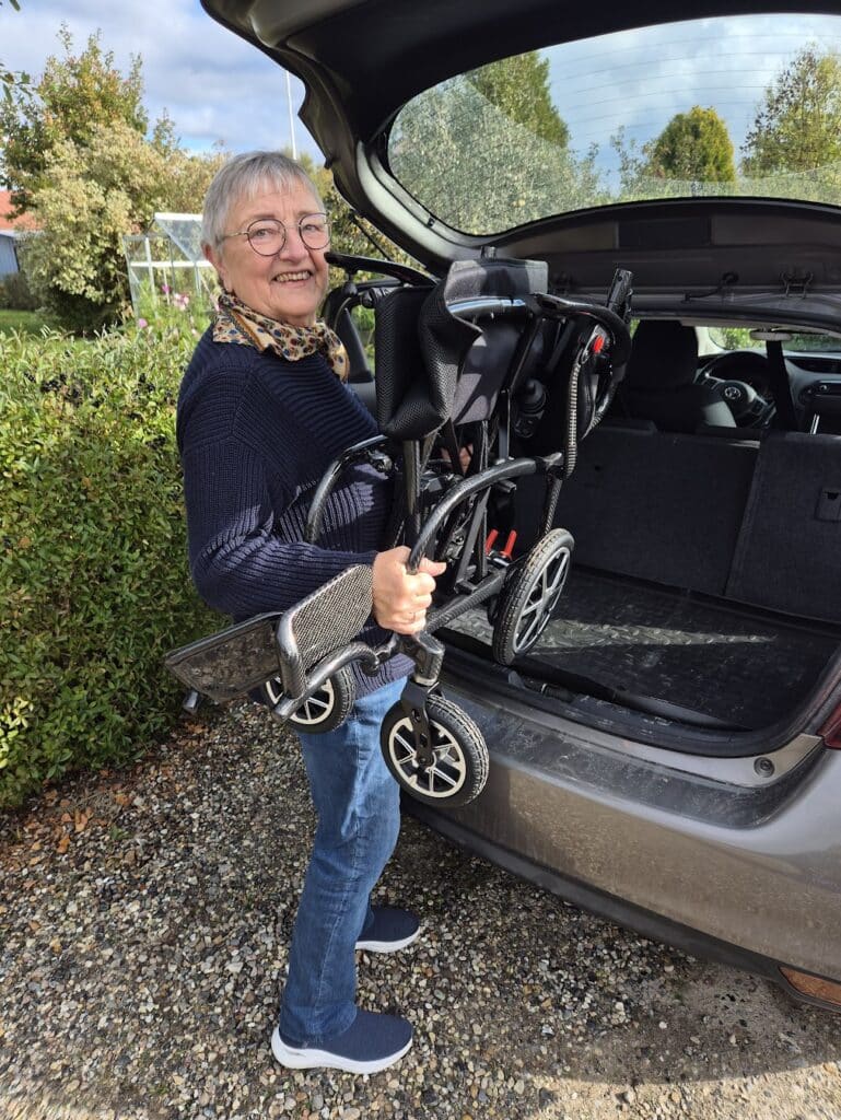Lia løftet ind i bilen