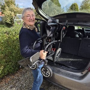 Lia løftet ind i bilen