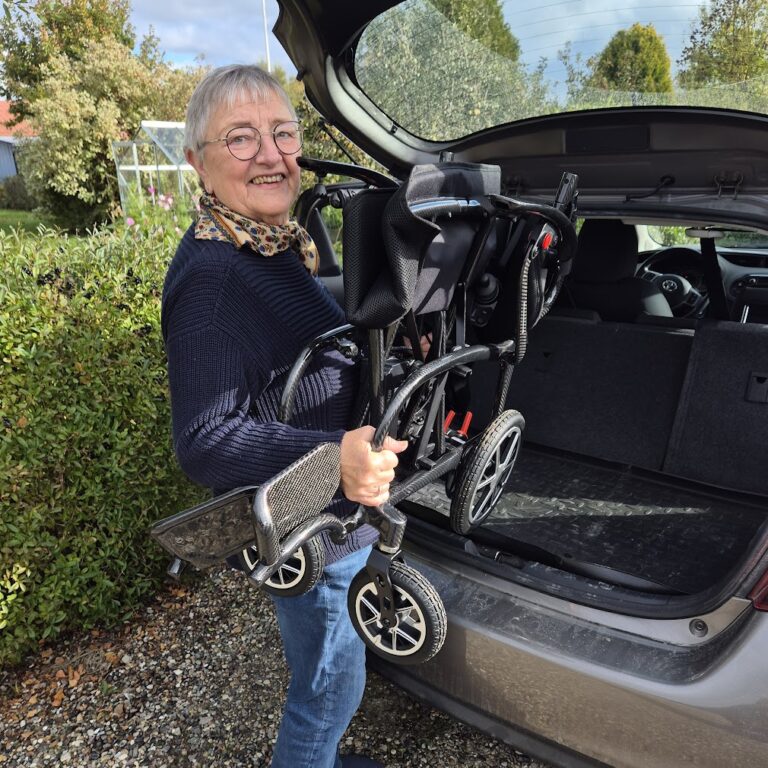 Lia løftet ind i bilen