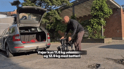 Kørestol foldet sammen og kommer i en bil